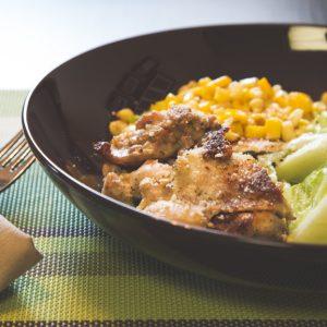 A healthy bowl of salad with grilled chicken and sweet corn, perfect for those on a natural weight loss journey.