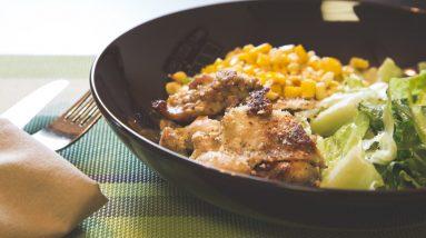A healthy bowl of salad with grilled chicken and sweet corn, perfect for those on a natural weight loss journey.
